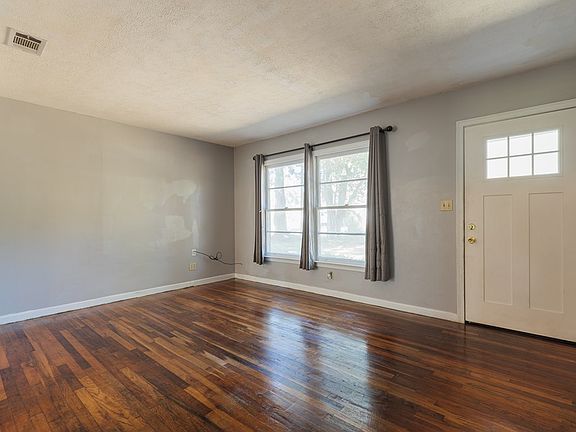 5th image of 2527 Moore St