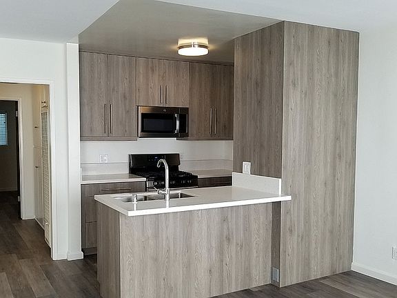 5th image of 2036 N Beachwood Dr #11