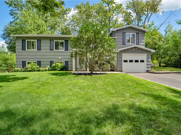 16 Post Hill Dr, Rochester, NY 14623