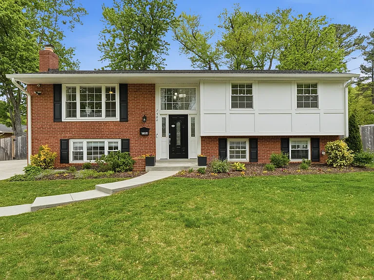 7504 Dolce Dr — Photo 2