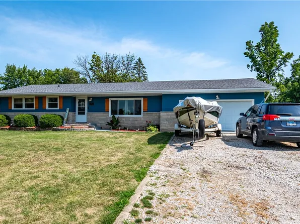 620 E Maddox Dr, Mount Zion, IL 62549