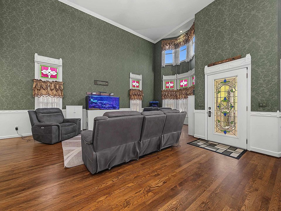 212 Victoria Ct, photo 3