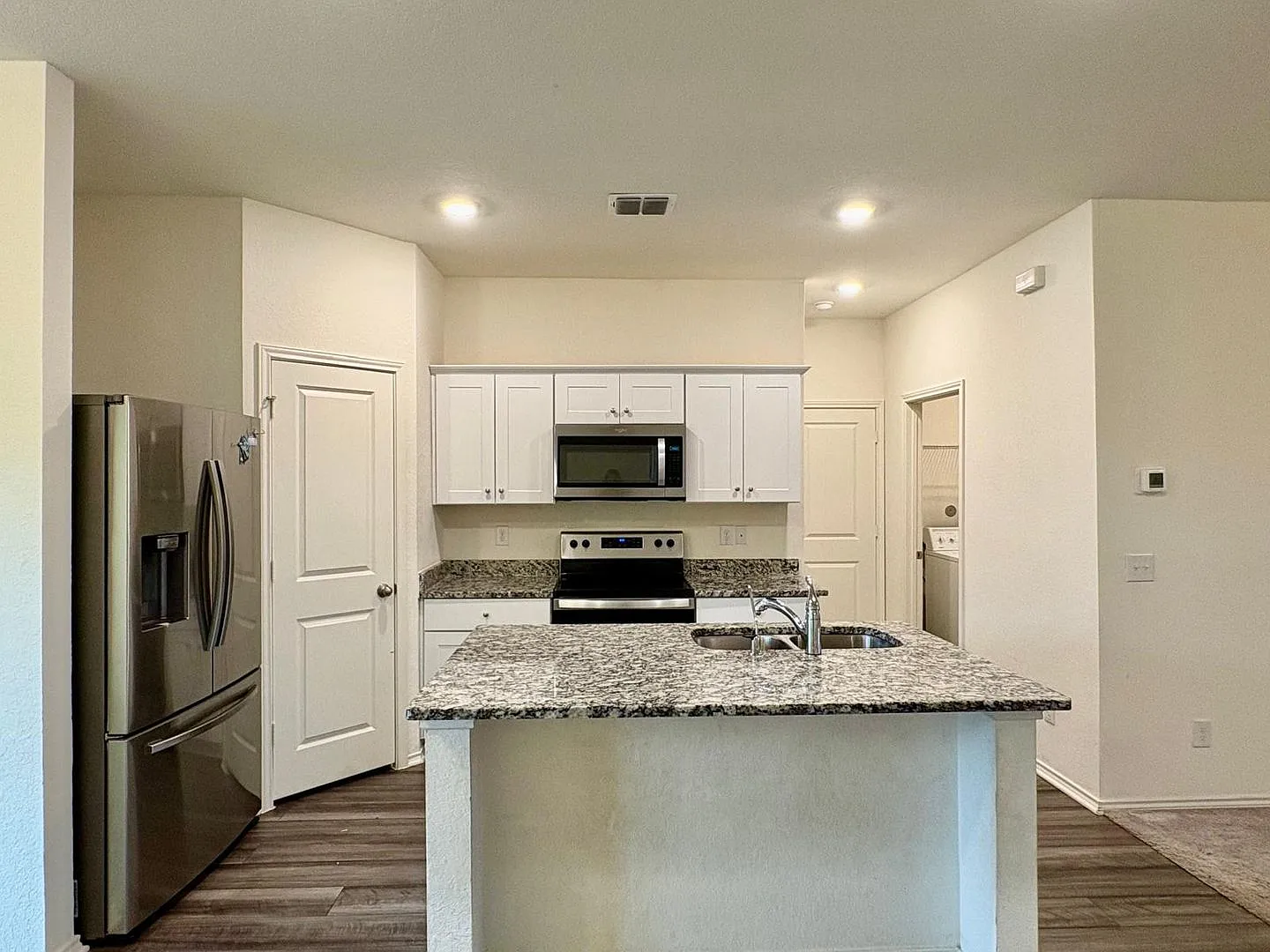 Modern 3-Bedroom Home with Washer & Dryer Included! — Photo 3