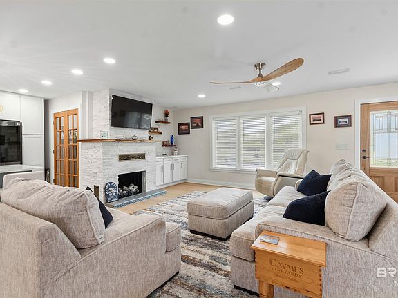 3rd image of 302 W Satsuma Ave