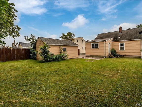 3rd image of 124 Park Edge Dr