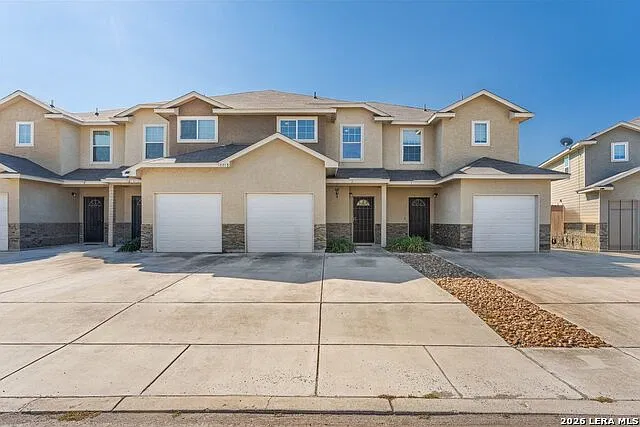 3 bed, 2.5 bath, 1300 sqft, $1,450 — Photo 1
