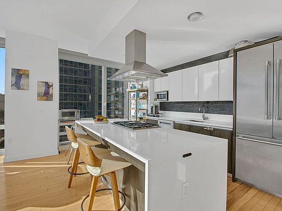 4th image of 247 W 46th St APT 1403