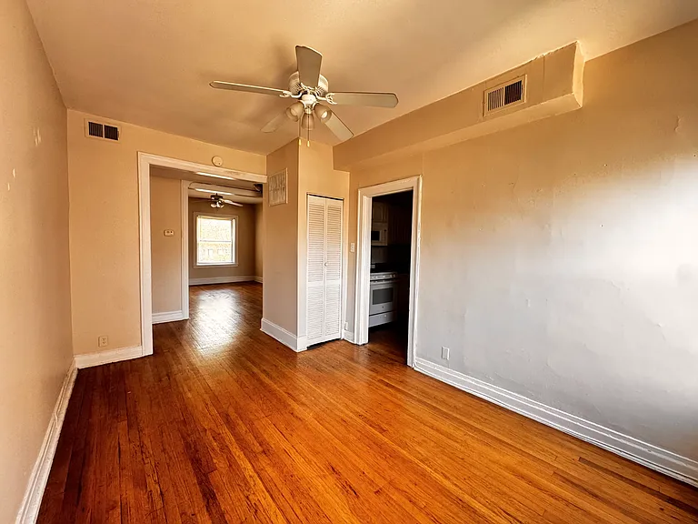 4455 N Maplewood Ave #3 — Photo 4