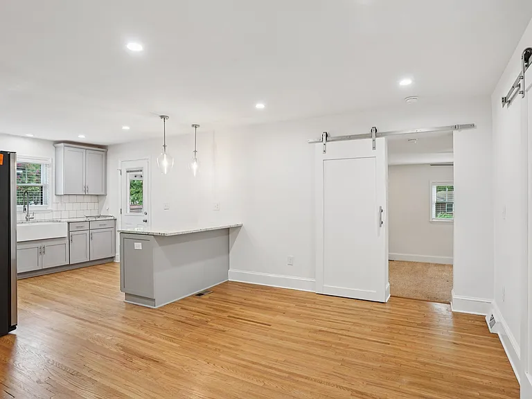 2318 Amesbury Ave — Photo 7