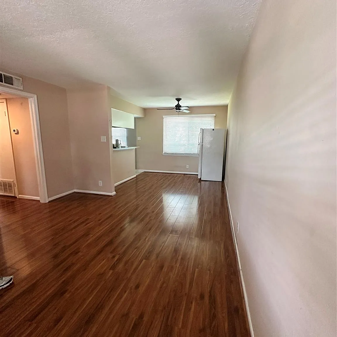 1 bed, 1.0 bath, 696 sqft, $1,150 — Photo 3