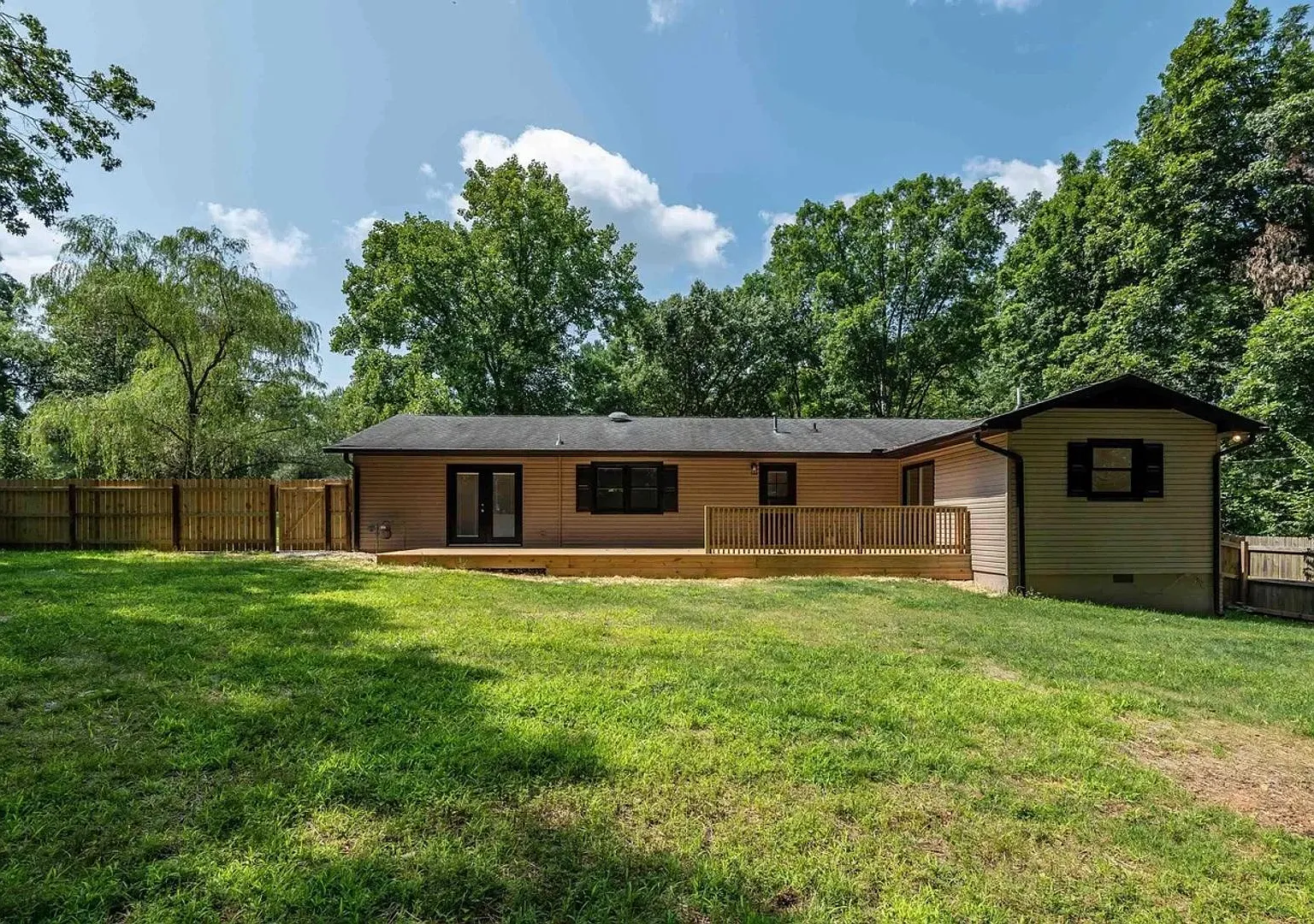 Totally renovated east-side location 4BR 3BA! — Photo 2