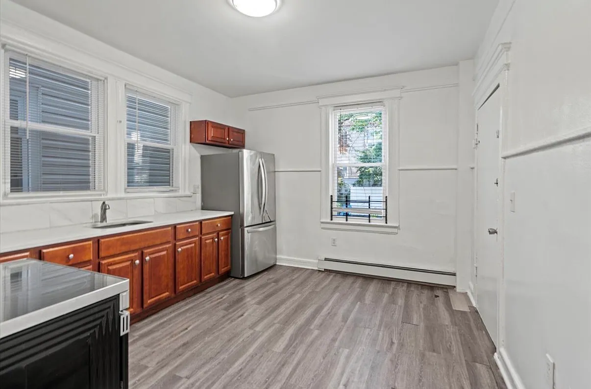 3 bed, 1000 sqft, $2,150 — Photo 1