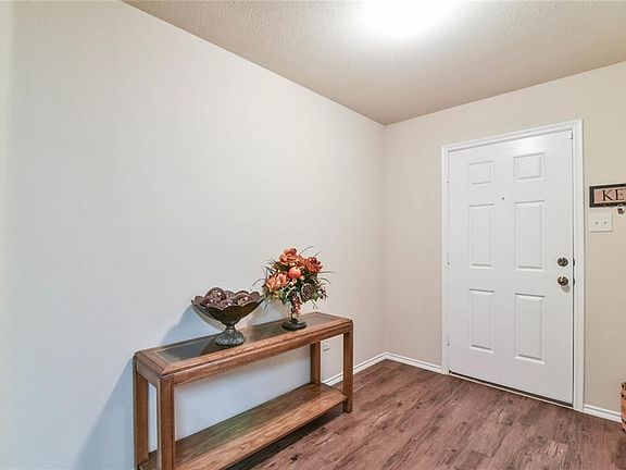 4th image of 232 Thoroughbred St