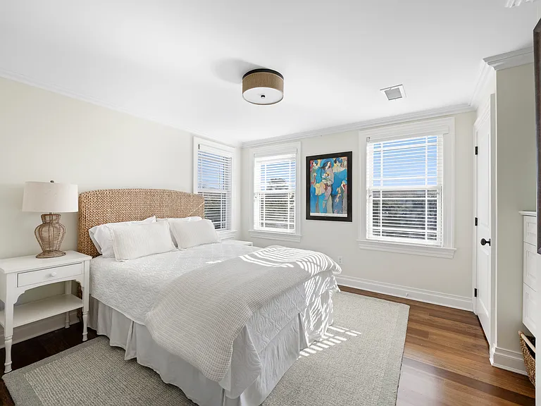 351 Kings Point Rd — Photo 16