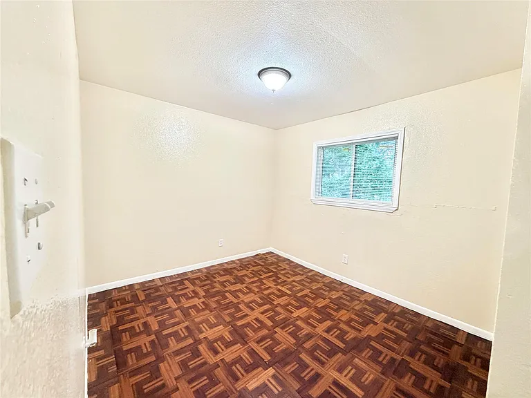 6257 Manor Rd #B — Photo 32