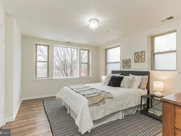 1210 Perry St NE — Photo 1