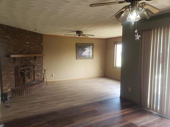 3rd image of 1915 Dordona Dr
