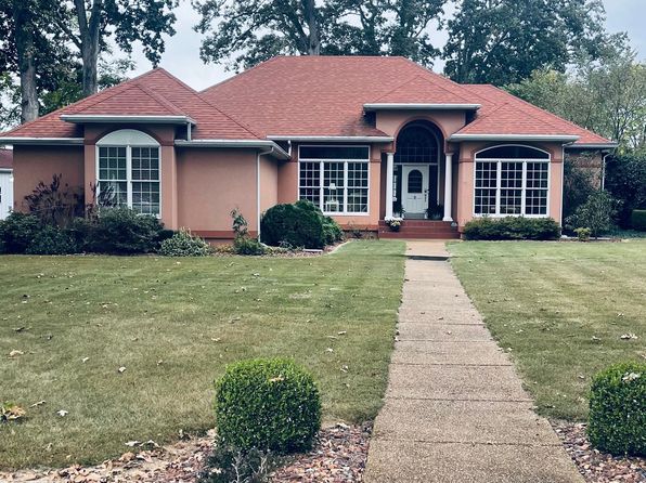 102 Oakwood Dr