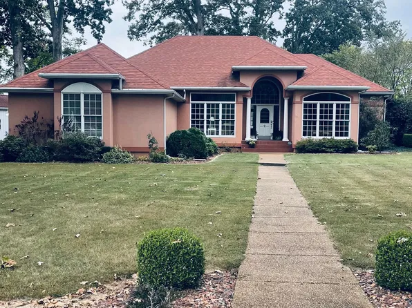 102 Oakwood Dr, Christopher, IL 62822