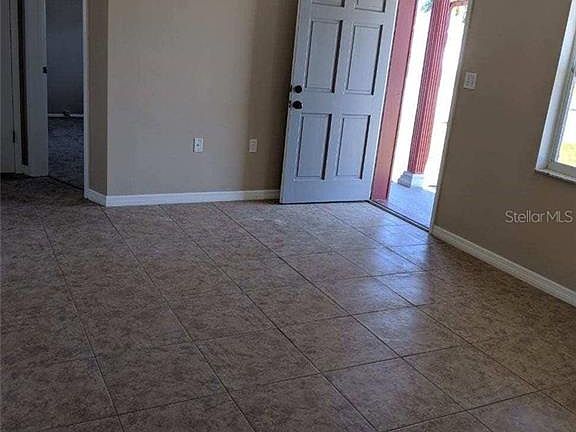 4th image of 2047 Essex Dr