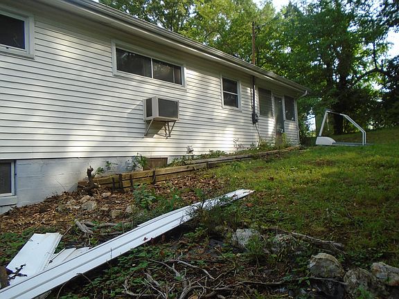 4th image of 1710 NE Howard Dr