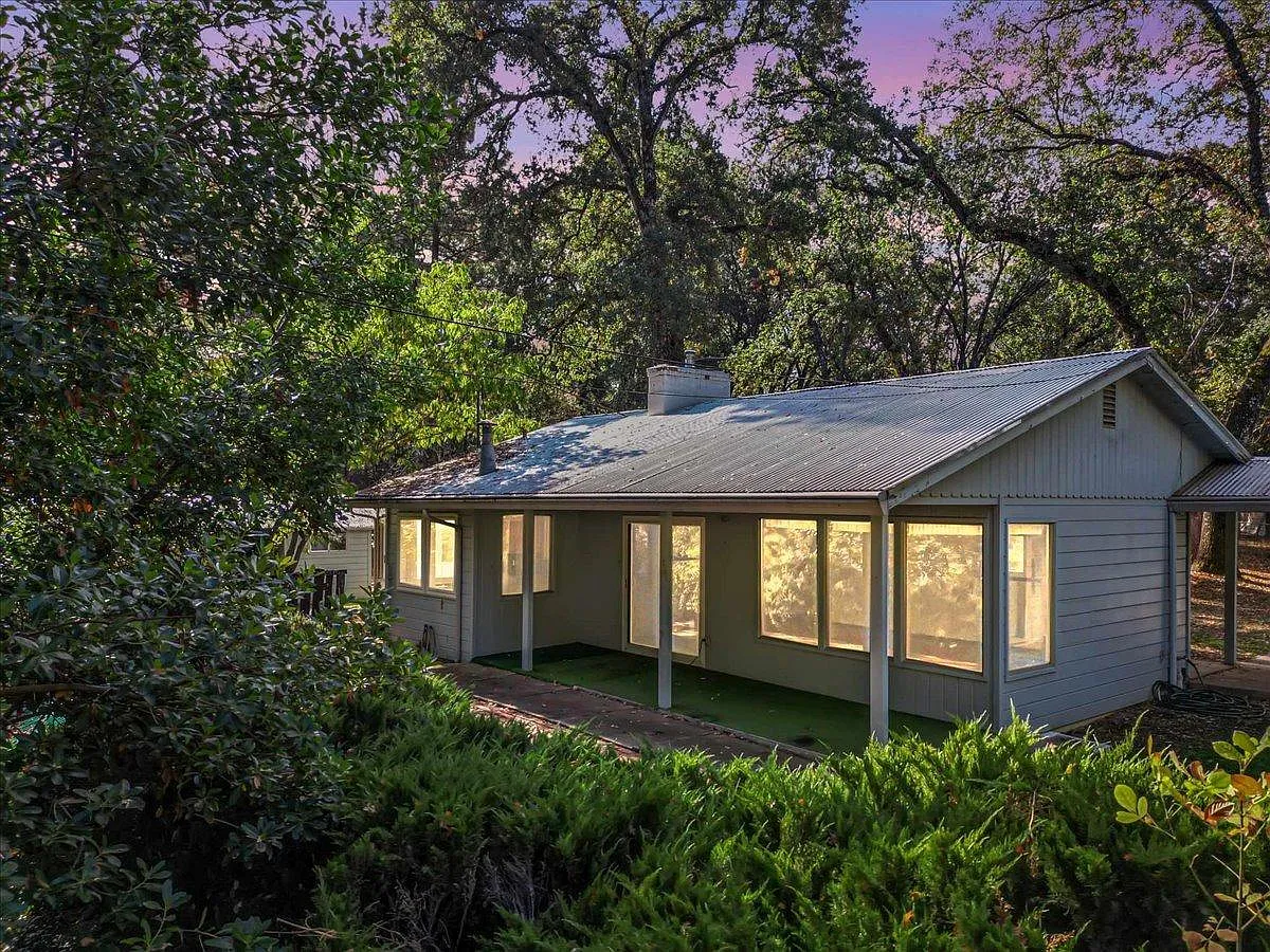 18585 Country Ln photo 1