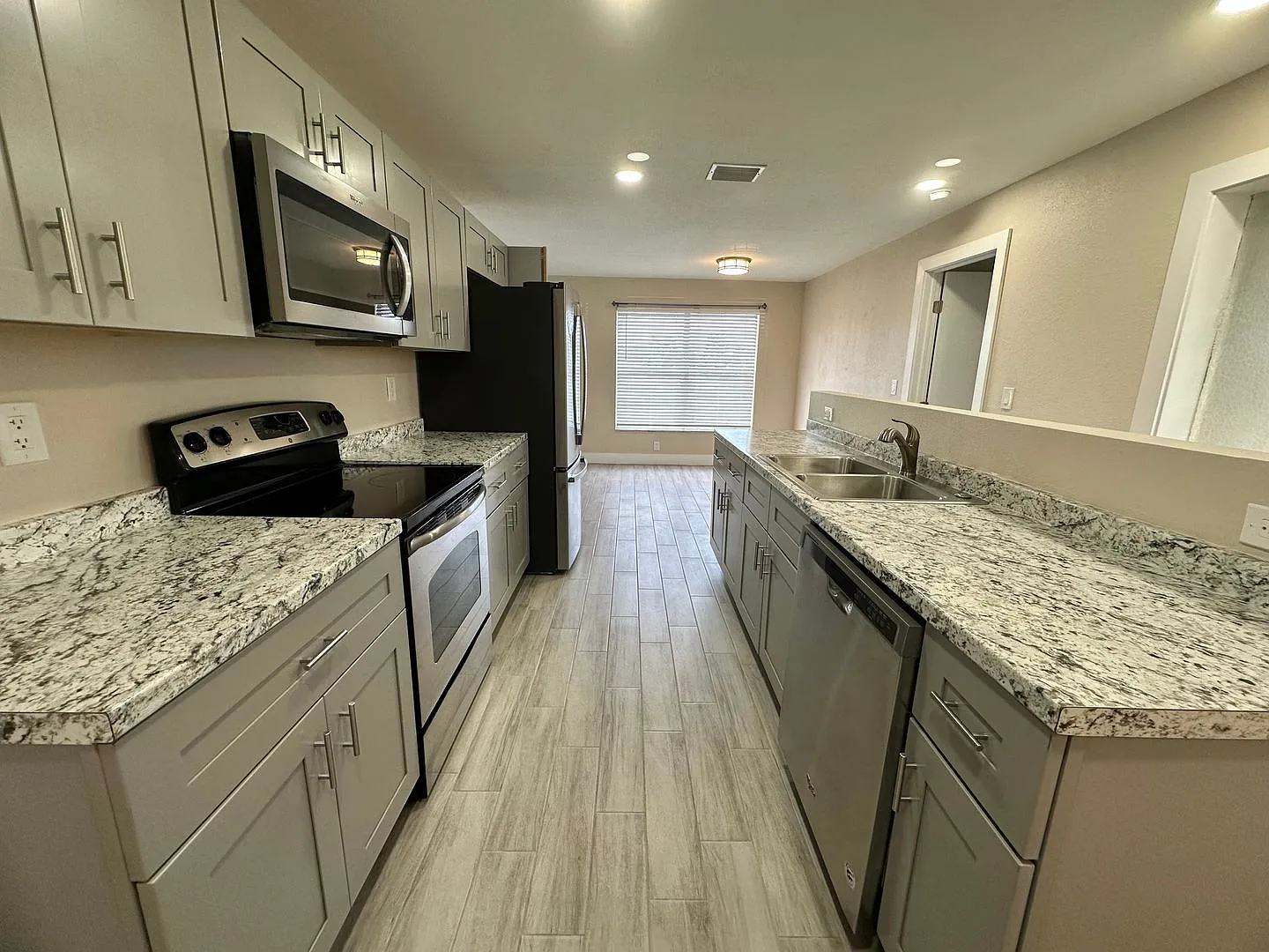 Great Location! 2 Bed 2 Bath Duplex Available Now — Photo 4