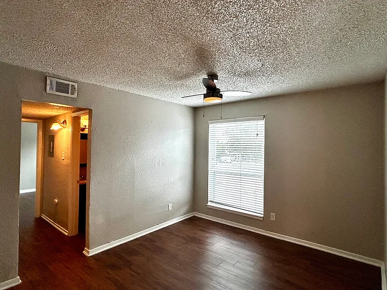 2401 Manor Rd #112 — Photo 5
