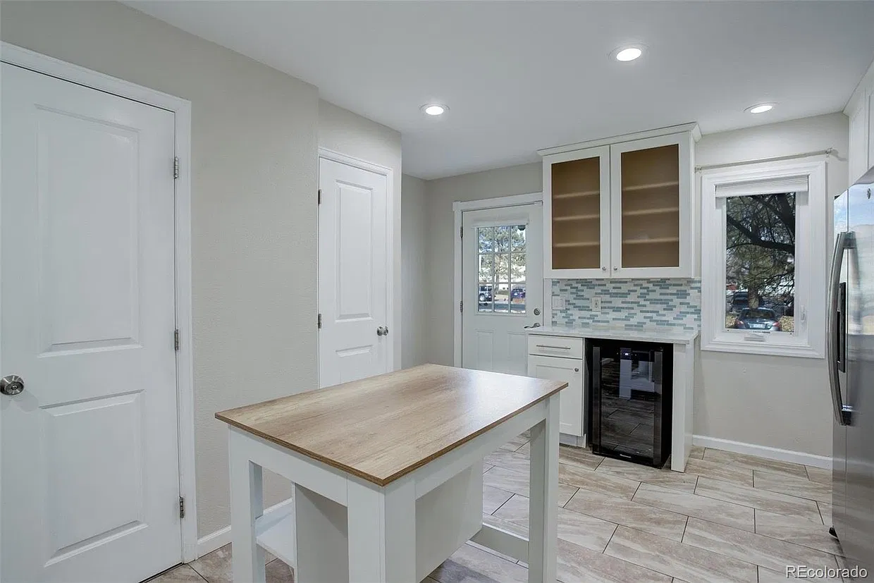 2 bed, 1.5 bath, 1008 sqft, $2,300 — Photo 3