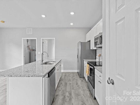 5th image of 212 Long St