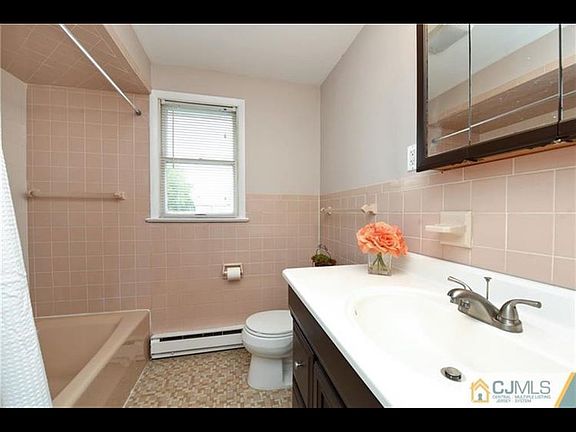3rd image of 34 Hart St Unit B