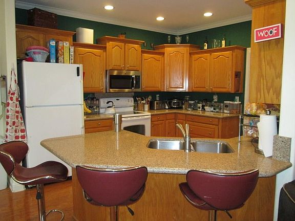 5th image of 903 Saint Clair Ave