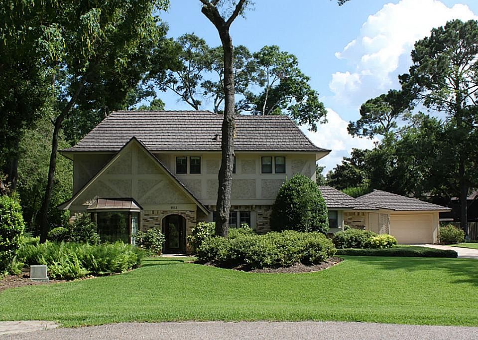 Beautiful curb appeal!