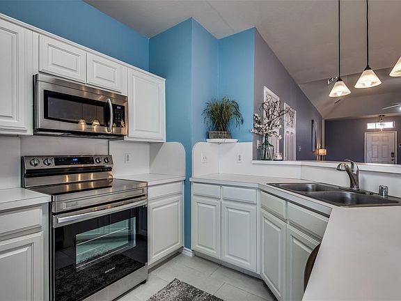 3rd image of 2225 Bresee Dr