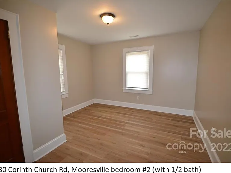 2nd Bedroom with small ensuite 1/2 bath