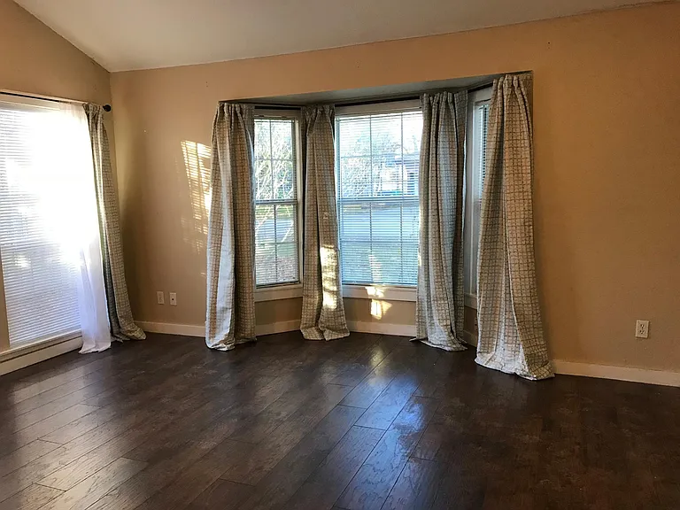 308 W Elm St — Photo 7