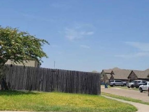 Exterior Neighborhood (street photo)