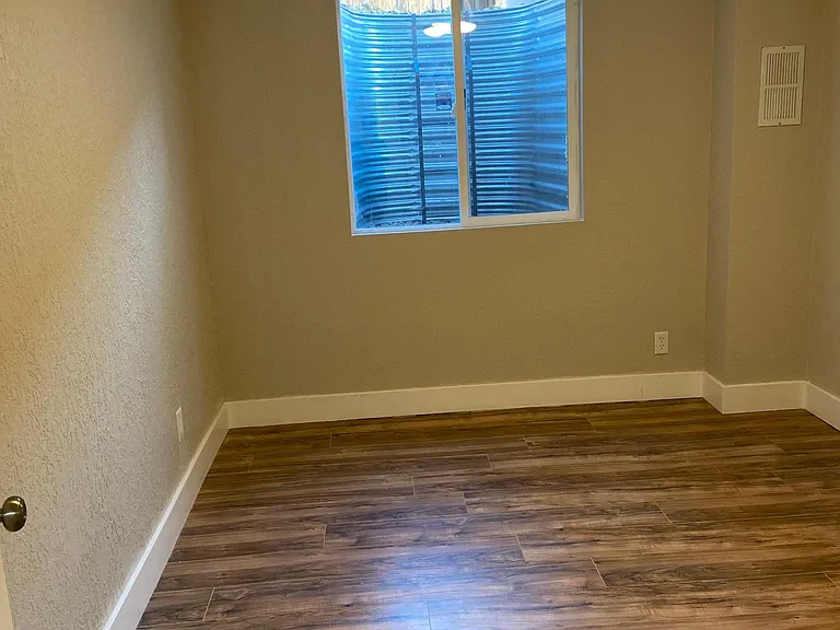 517 Anderson St — Photo 4