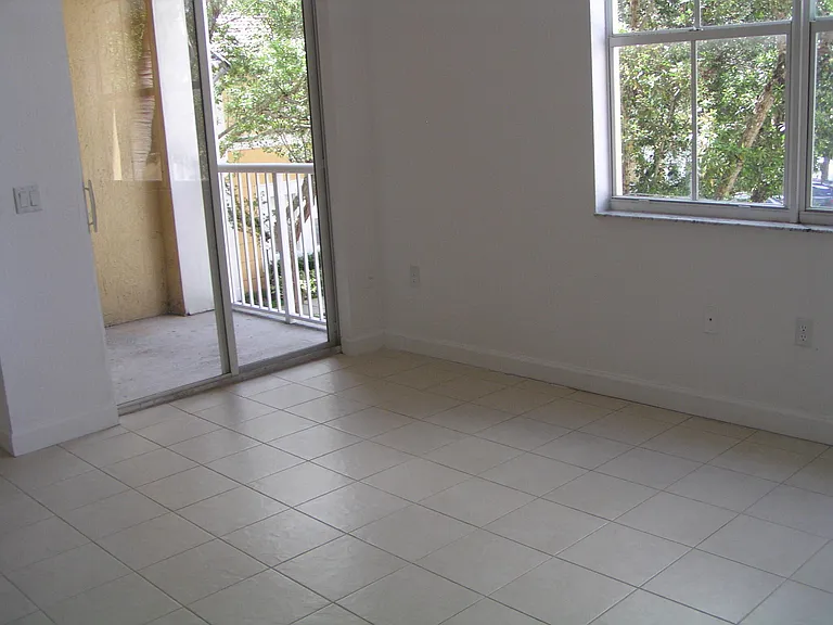 1016 Shoma Dr — Photo 3