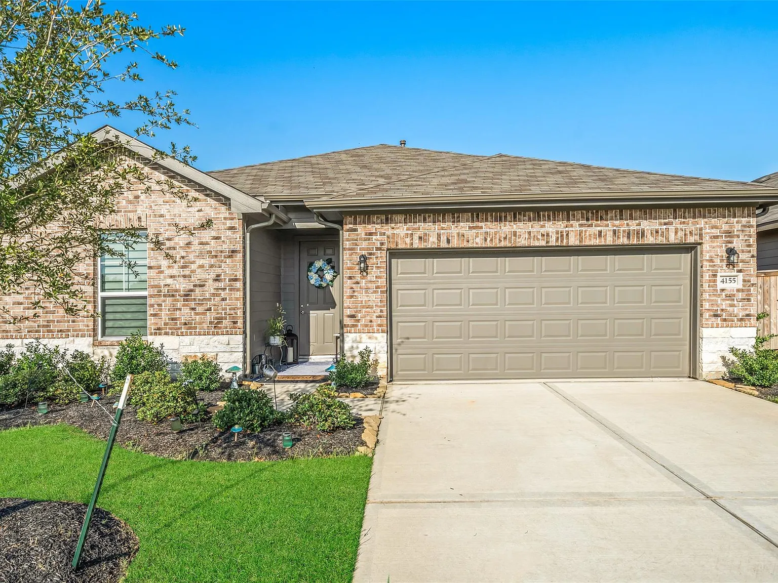4 bed, 2.0 bath, 1723 sqft, $2,400 — Photo 2
