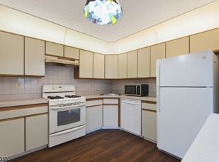 48 Taylor Dr, Franklin Park, NJ
