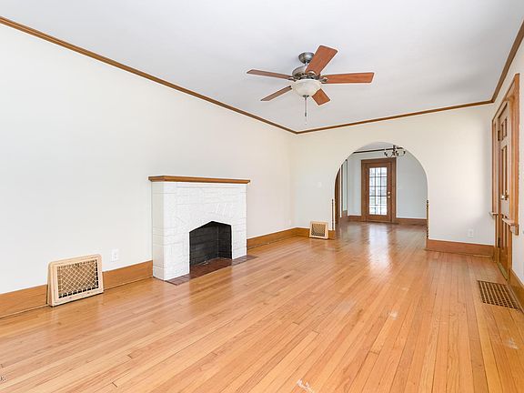4th image of 113 W Van Buren St