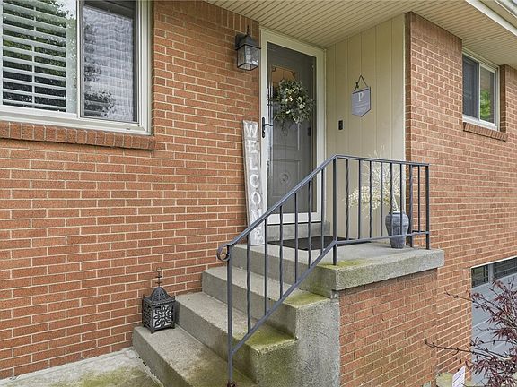 3rd image of 121 Rose Leaf Rd