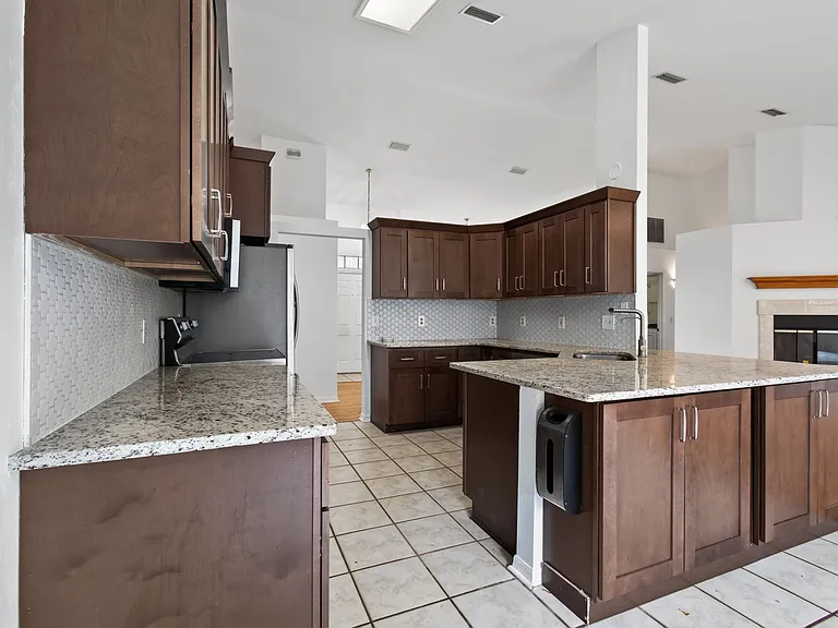 2324 NW 40th Pl — Photo 11