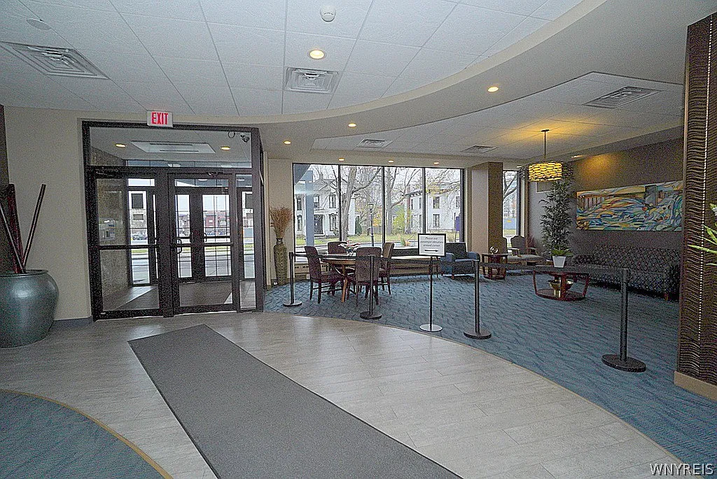 2 bed, 1.0 bath, 1273 sqft, $1,700 — Photo 2