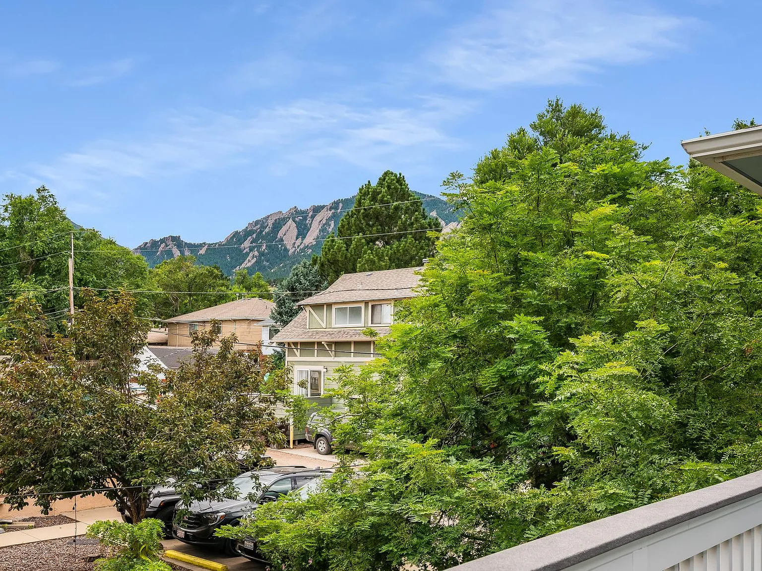 5 bed, 1981 sqft, $9,955 — Photo 3