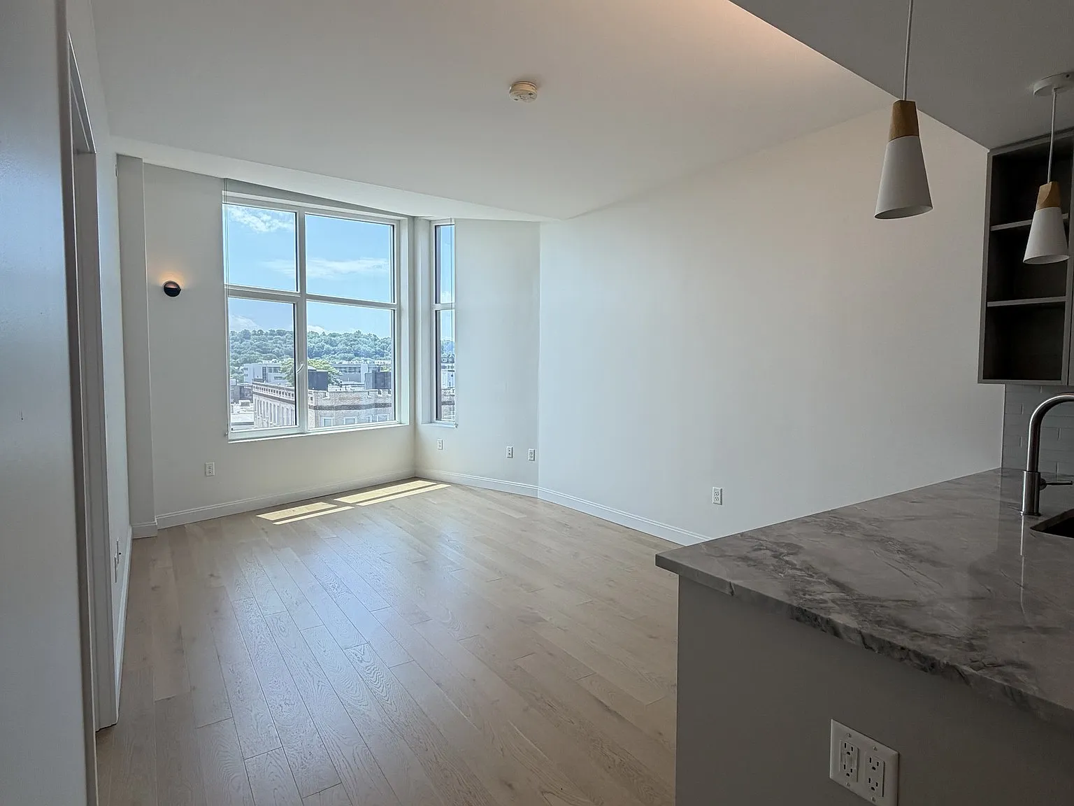 2 bed, 2.0 bath, 875 sqft, $4,700 — Photo 2
