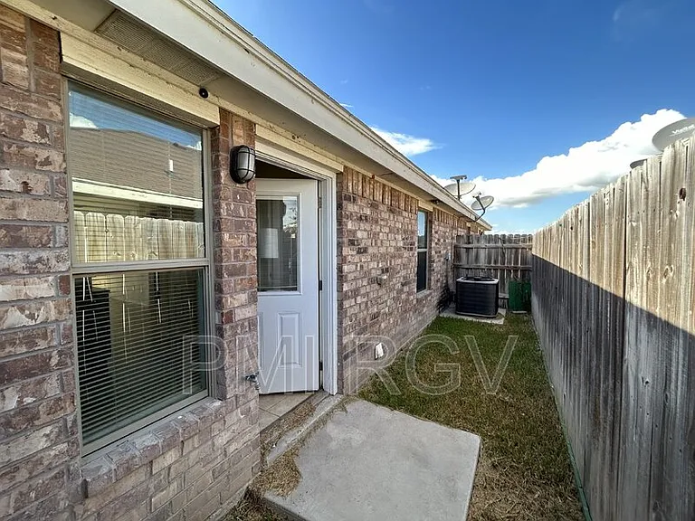 2909 Linda Vista St #UNITD — Photo 13