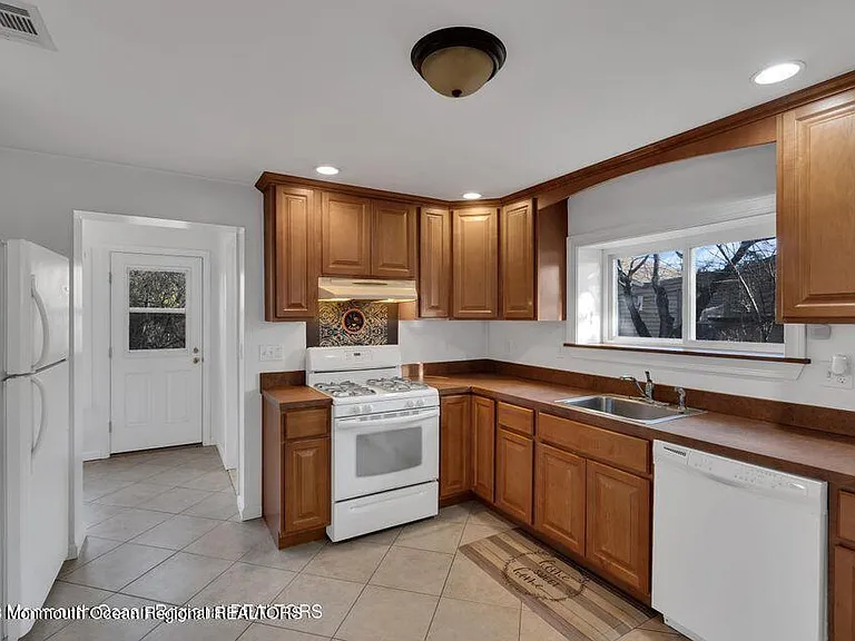 1708 Lake Dr — Photo 28