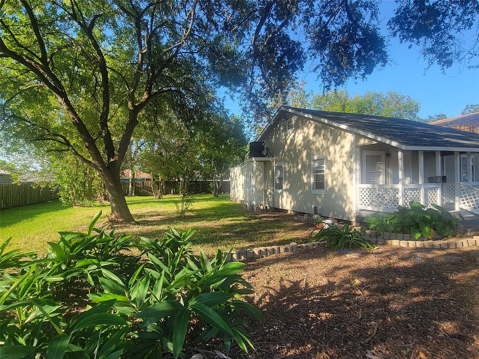 2 bed, 2.0 bath, 1246 sqft, $1,350 — Photo 2